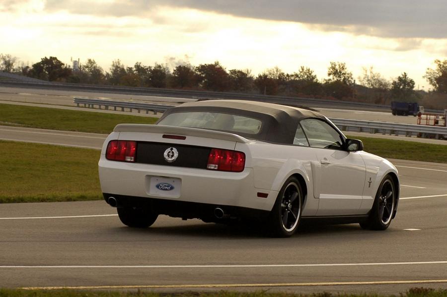  Ford Mustang GT Convertible 2006 года  (фото 5 из 27)